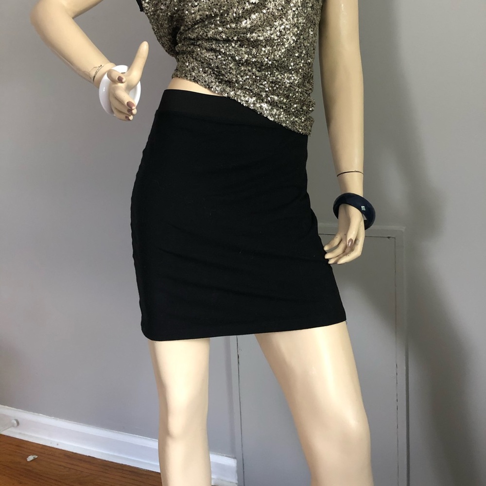 Skirt . Black color.Size 10